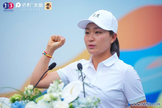 运动员代表杜墨含宣誓